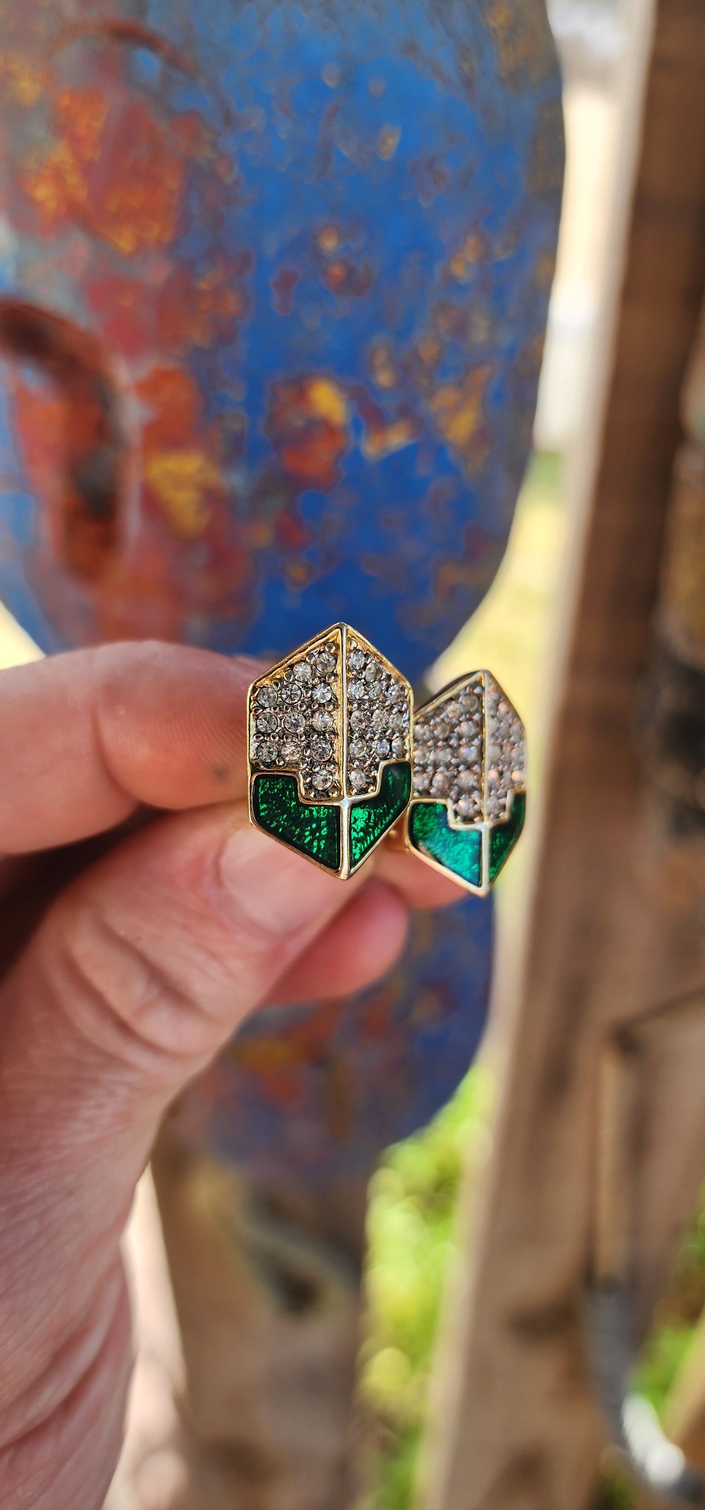 Museum-worthy, chunky, and impossibly beautiful vintage 1980s designer costume jewellery set, consisting of a bold choker necklace and matching clip-on earrings.