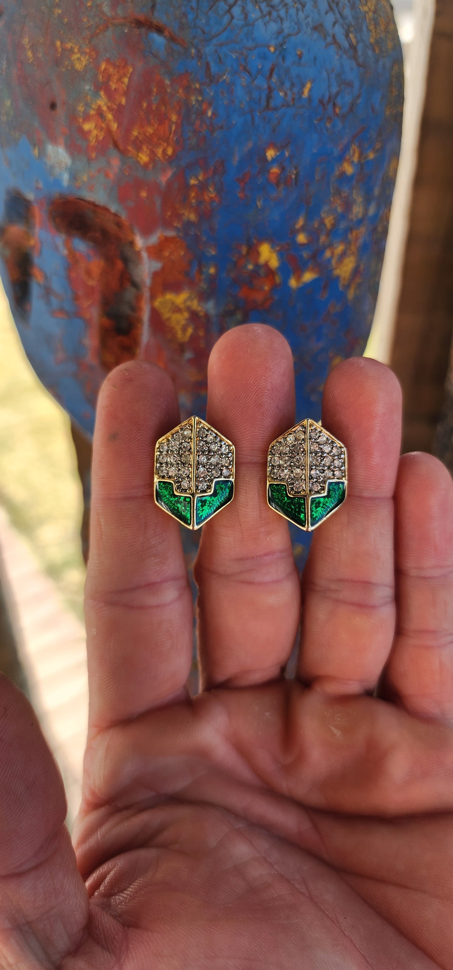 Museum-worthy, chunky, and impossibly beautiful vintage 1980s designer costume jewellery set, consisting of a bold choker necklace and matching clip-on earrings.