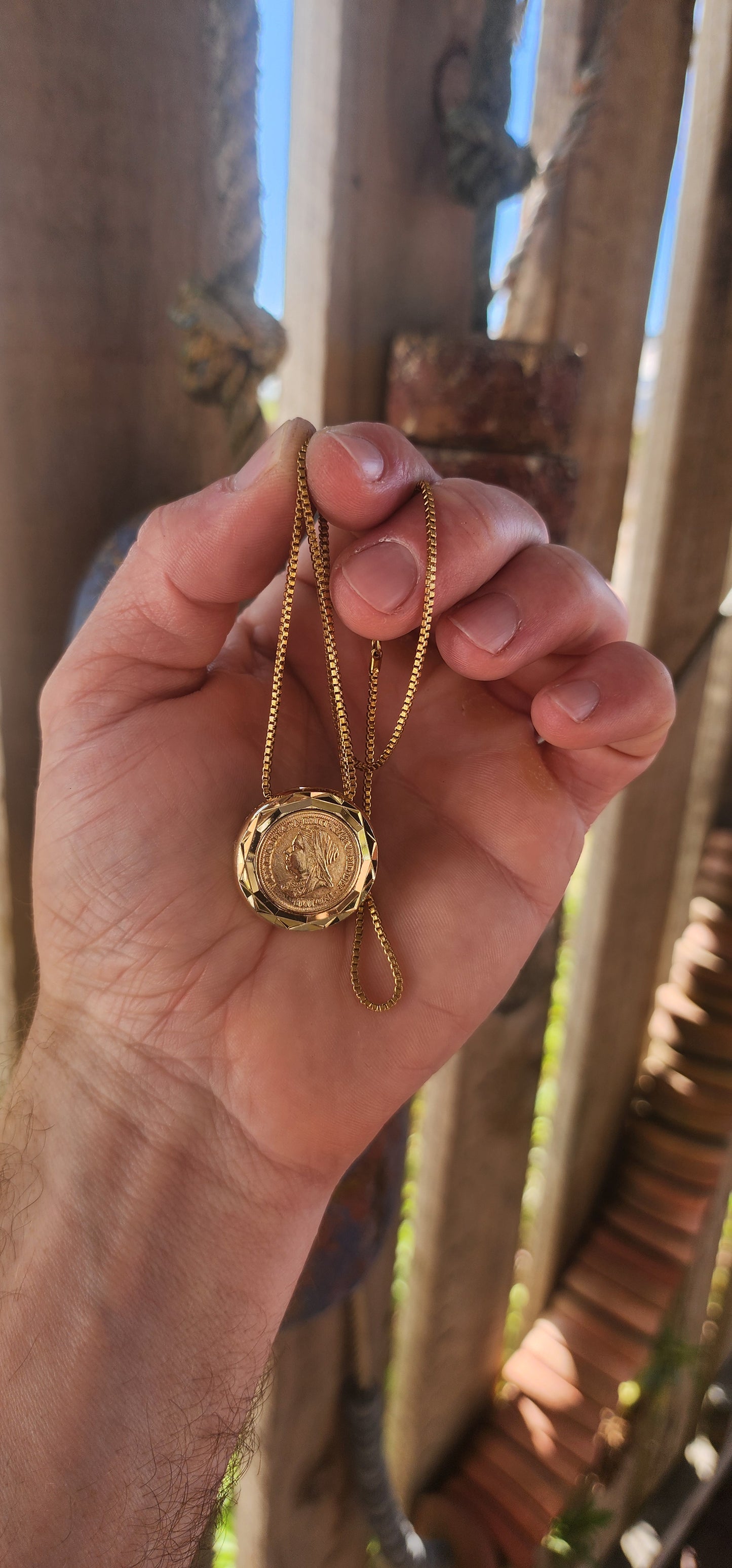 Serving full 1950s vintage swagger, this yellow gold-plated costume necklace is the definition of nostalgic luxury with a cheeky twist.