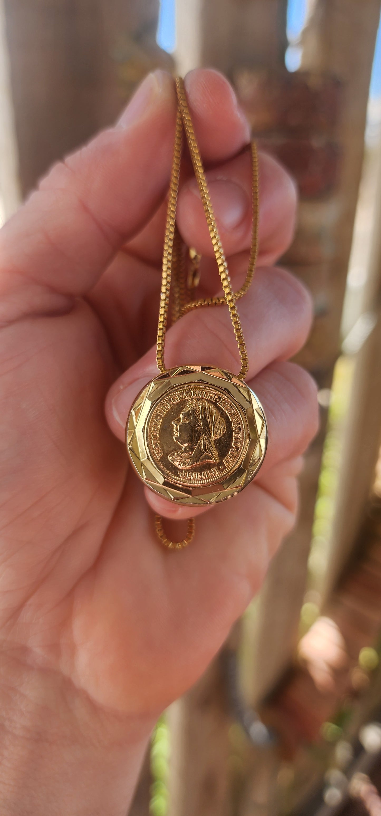 Serving full 1950s vintage swagger, this yellow gold-plated costume necklace is the definition of nostalgic luxury with a cheeky twist.