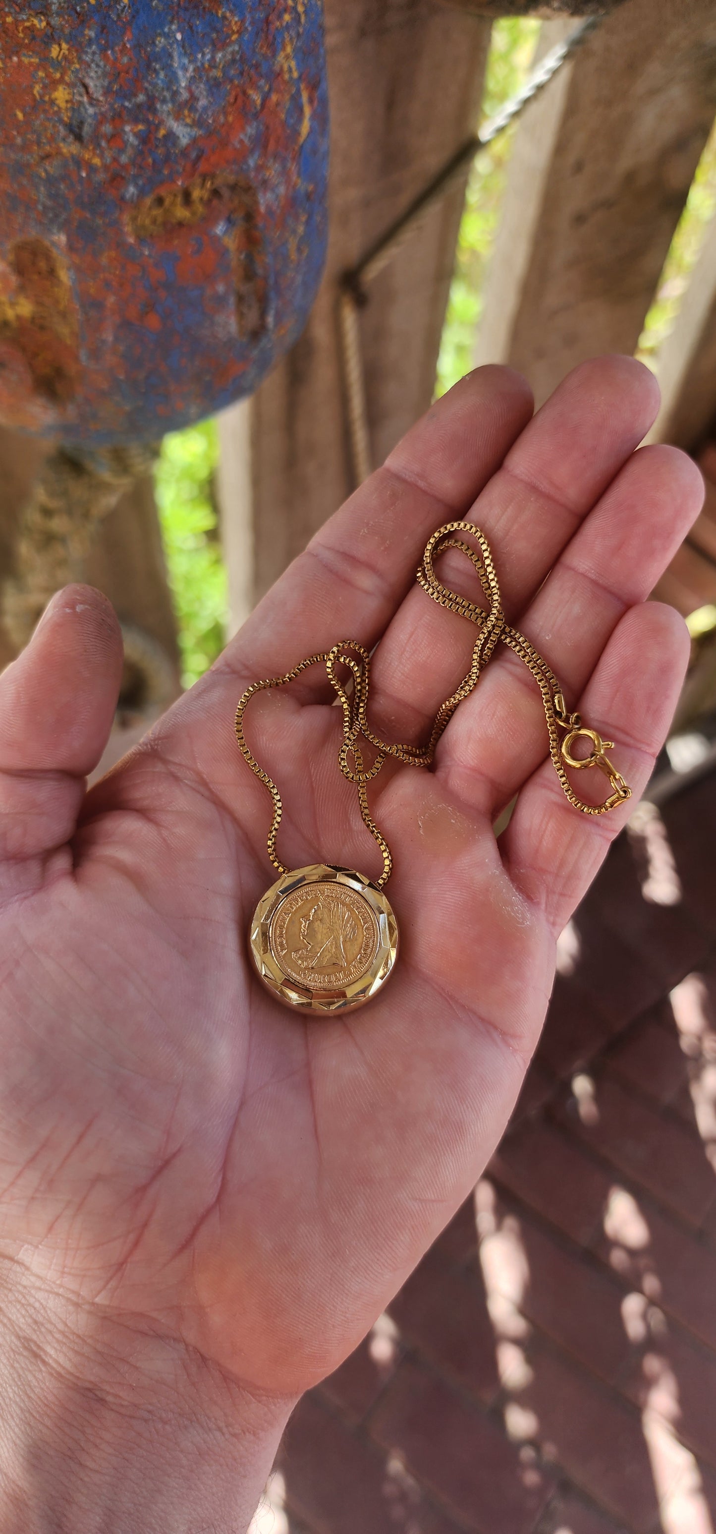 Serving full 1950s vintage swagger, this yellow gold-plated costume necklace is the definition of nostalgic luxury with a cheeky twist.