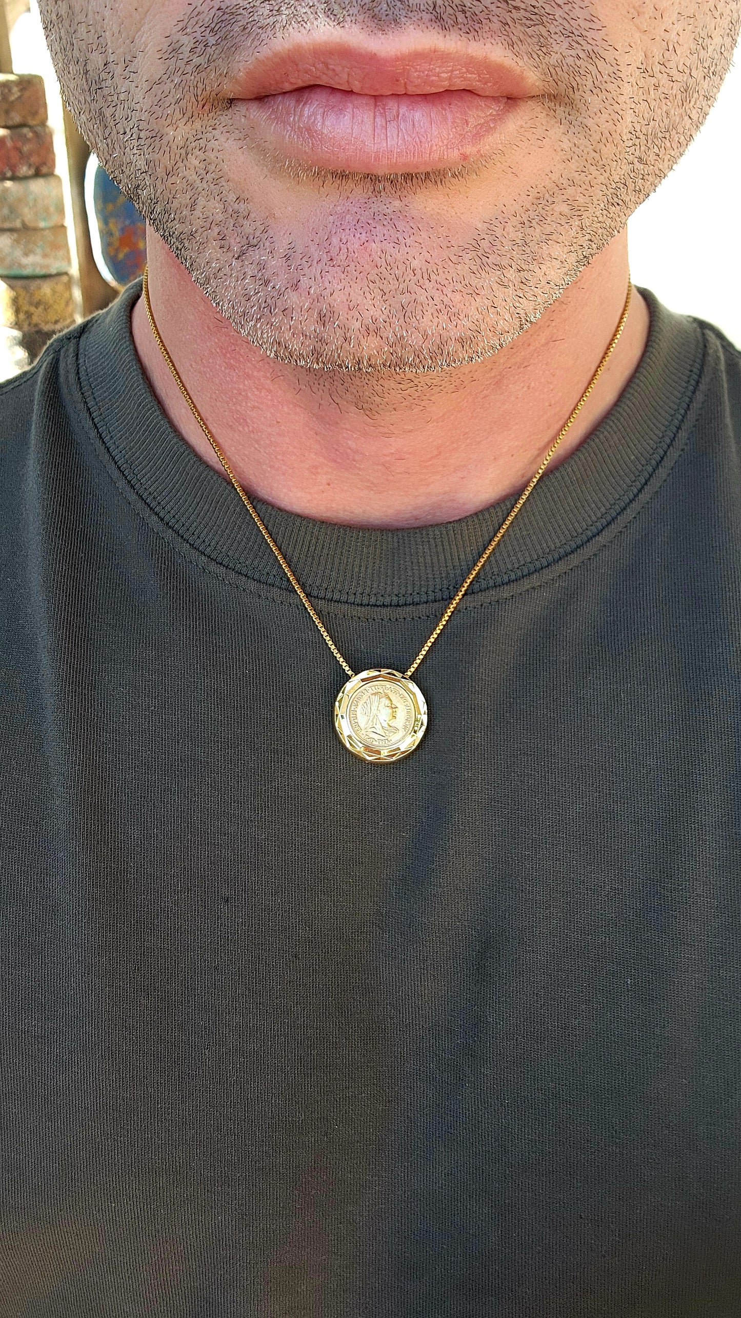 Serving full 1950s vintage swagger, this yellow gold-plated costume necklace is the definition of nostalgic luxury with a cheeky twist.