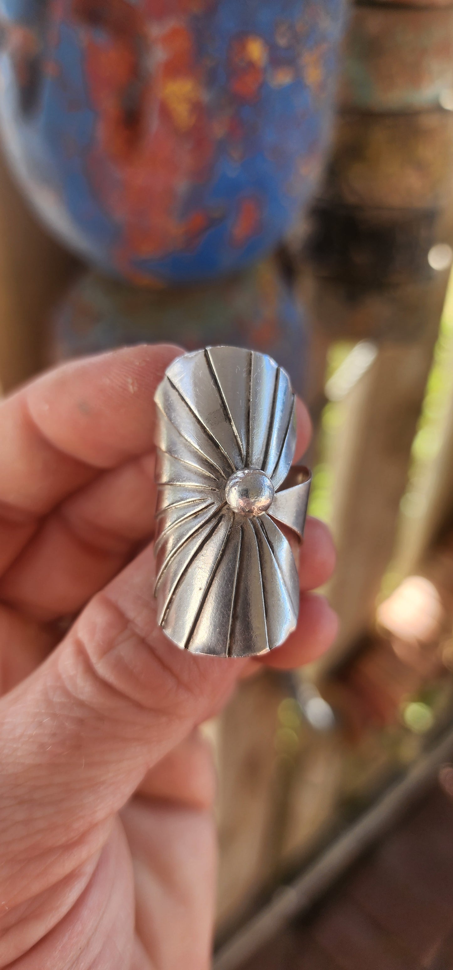 This marvelous modernist sterling silver statement ring looks like it could’ve stepped straight out of an art gallery and onto your hand! Crafted in a chunky, three-dimensional form, the ring blooms dramatically like a stylised lotus flower.