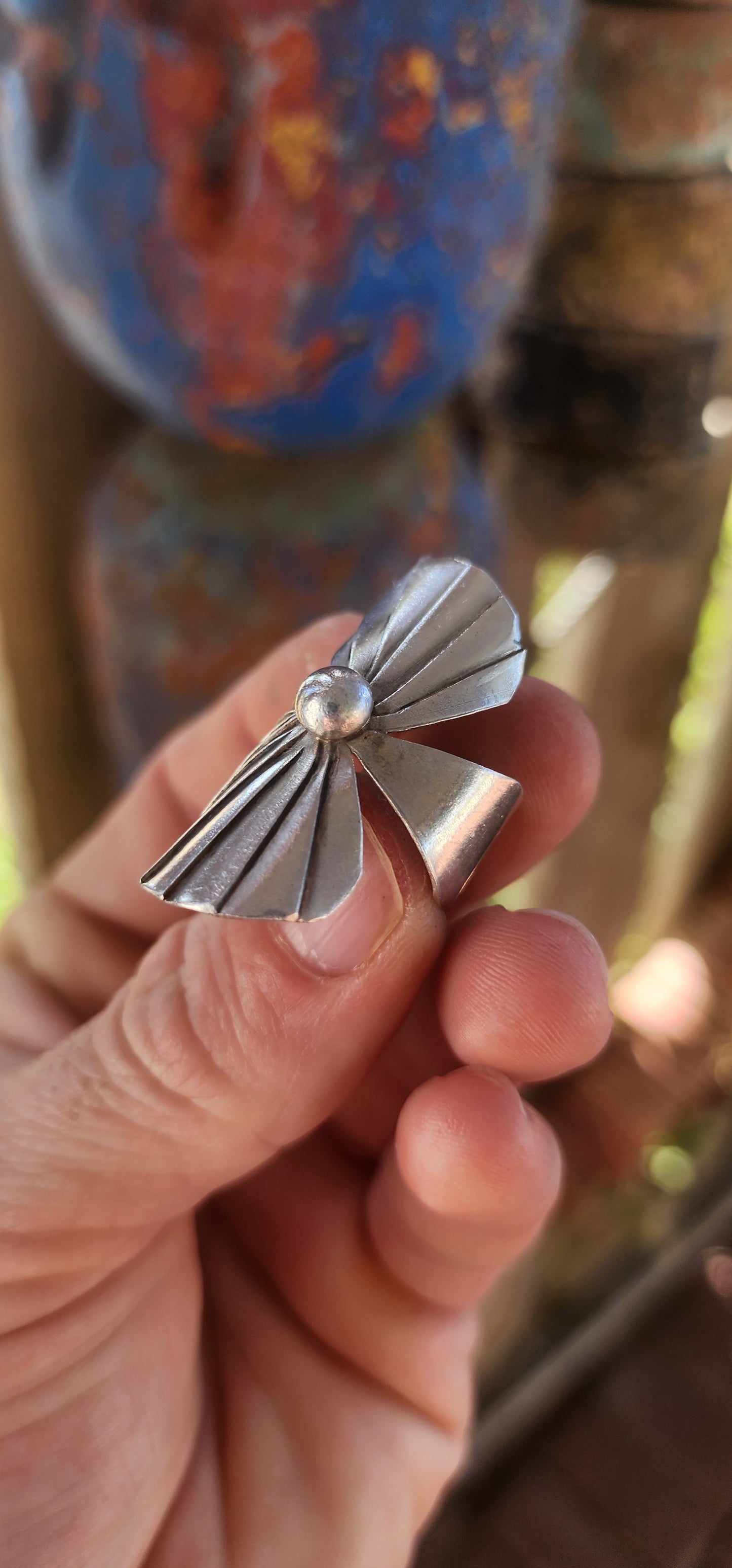This marvelous modernist sterling silver statement ring looks like it could’ve stepped straight out of an art gallery and onto your hand! Crafted in a chunky, three-dimensional form, the ring blooms dramatically like a stylised lotus flower.