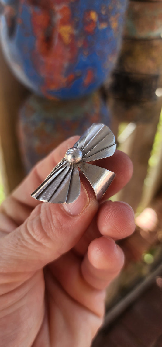This marvelous modernist sterling silver statement ring looks like it could’ve stepped straight out of an art gallery and onto your hand! Crafted in a chunky, three-dimensional form, the ring blooms dramatically like a stylised lotus flower.