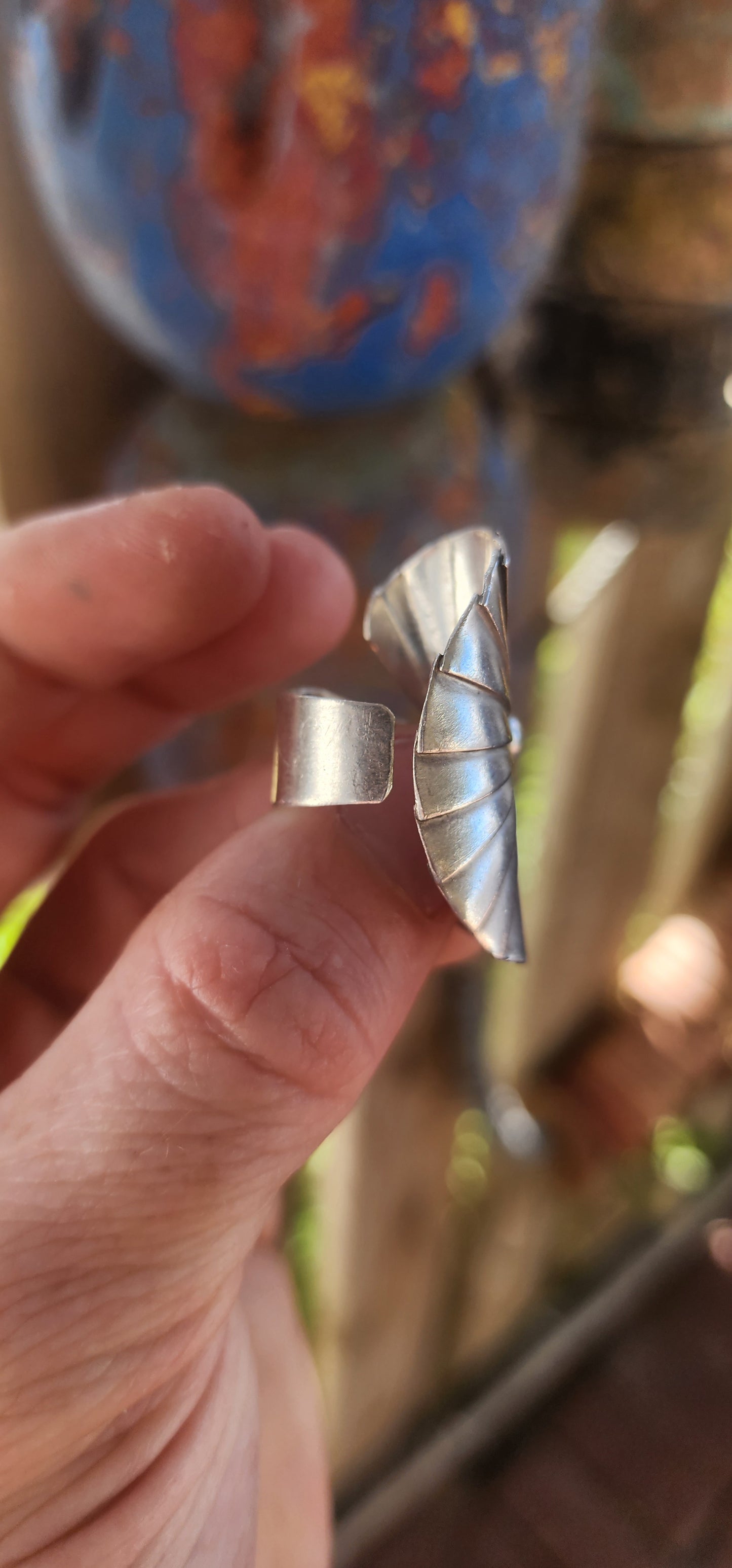 This marvelous modernist sterling silver statement ring looks like it could’ve stepped straight out of an art gallery and onto your hand! Crafted in a chunky, three-dimensional form, the ring blooms dramatically like a stylised lotus flower.