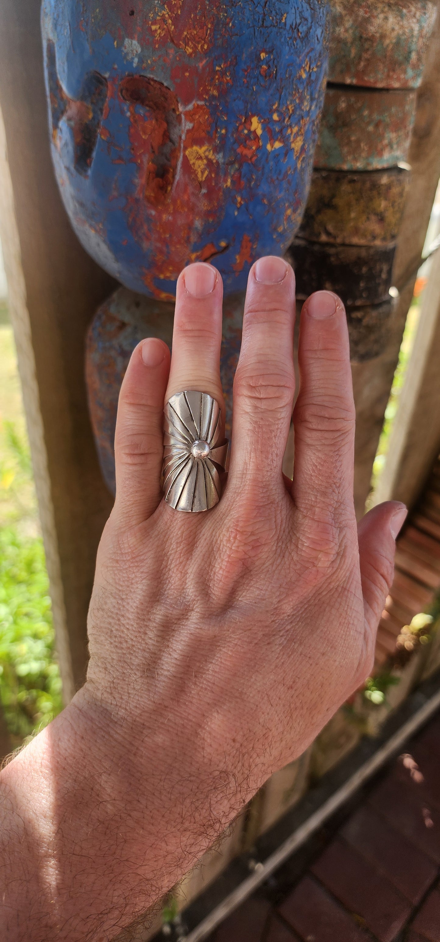This marvelous modernist sterling silver statement ring looks like it could’ve stepped straight out of an art gallery and onto your hand! Crafted in a chunky, three-dimensional form, the ring blooms dramatically like a stylised lotus flower.