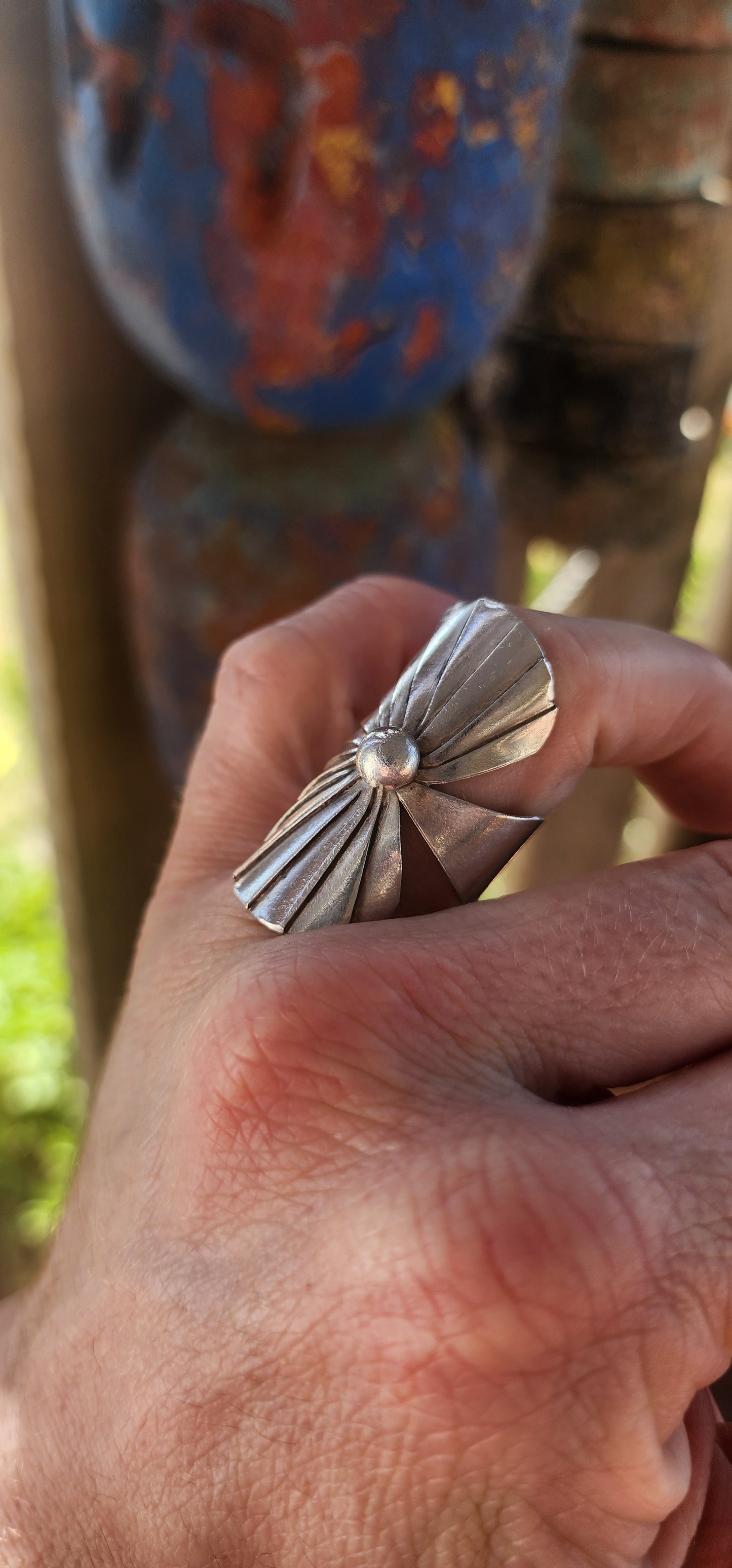 This marvelous modernist sterling silver statement ring looks like it could’ve stepped straight out of an art gallery and onto your hand! Crafted in a chunky, three-dimensional form, the ring blooms dramatically like a stylised lotus flower.