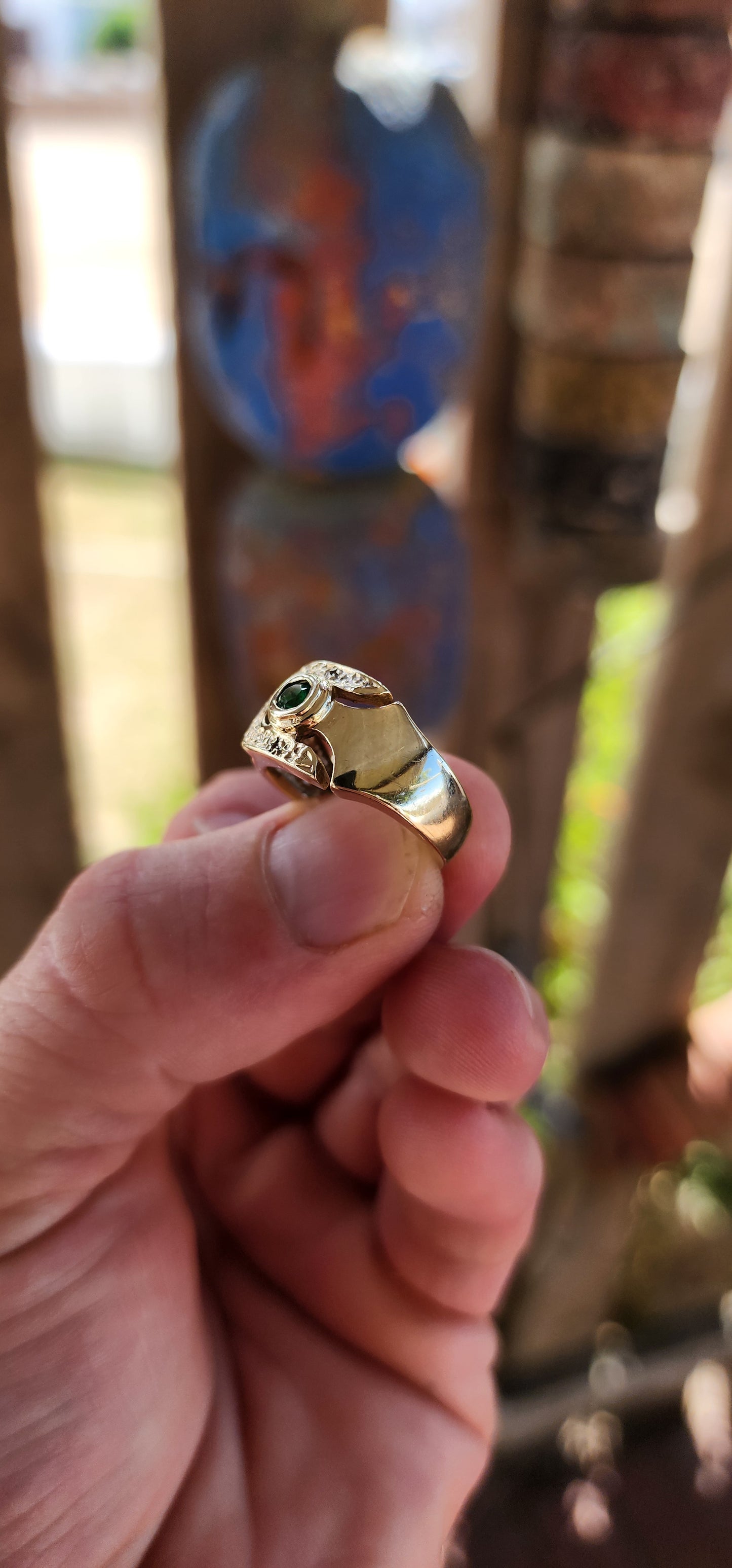 This beauty is pure vintage modernist confidence — a chunky, sculptural 1970s unisex statement ring crafted in rich 9ct yellow gold with an unmistakable weight and presence.