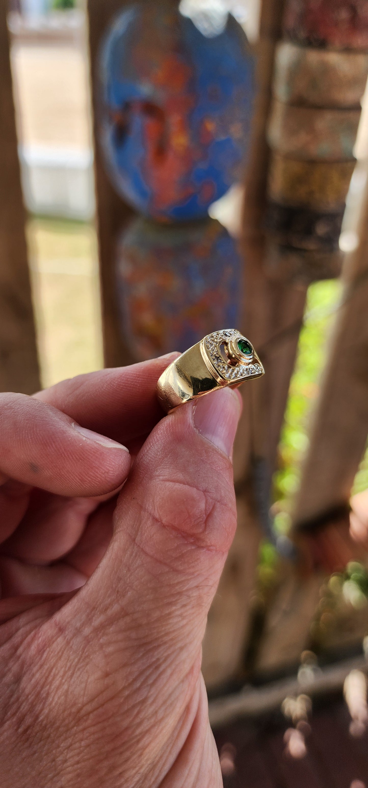This beauty is pure vintage modernist confidence — a chunky, sculptural 1970s unisex statement ring crafted in rich 9ct yellow gold with an unmistakable weight and presence.