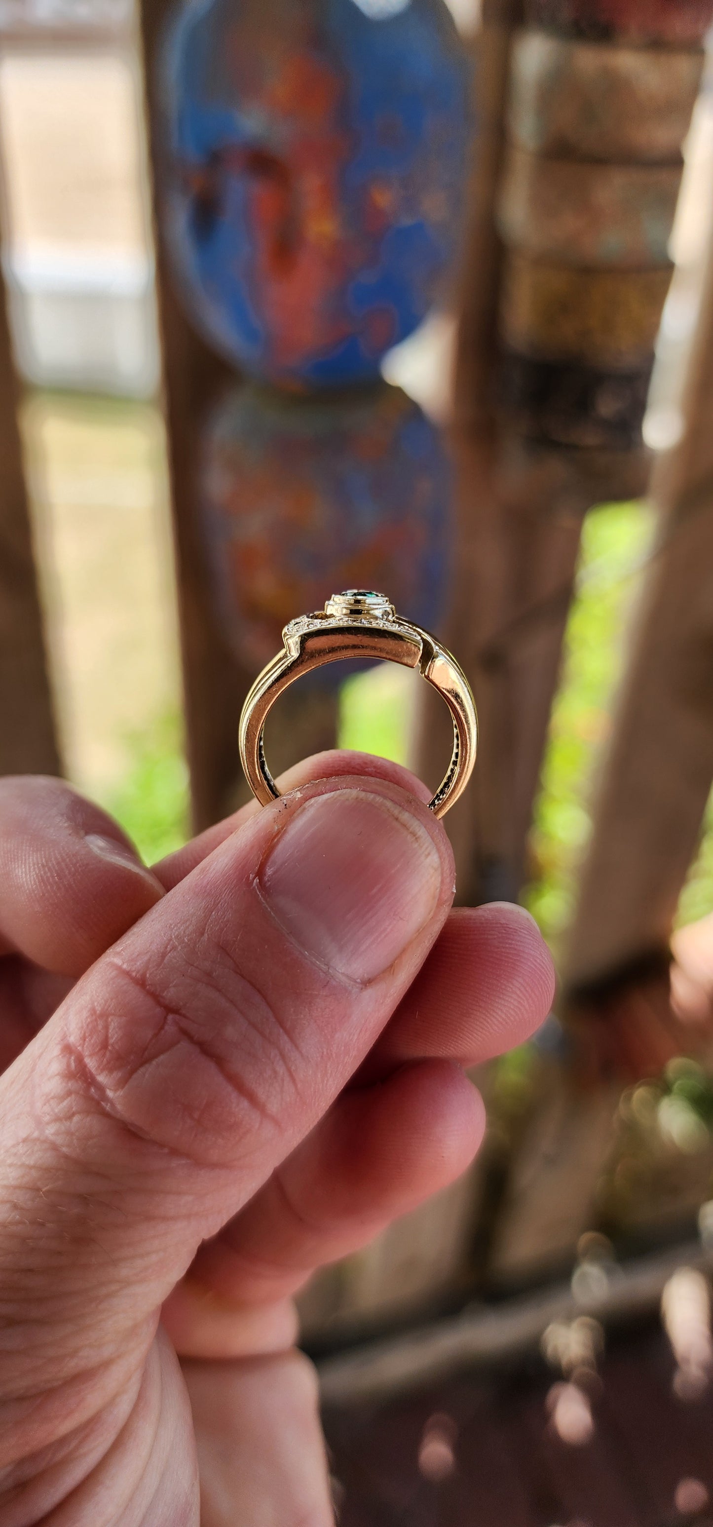 This beauty is pure vintage modernist confidence — a chunky, sculptural 1970s unisex statement ring crafted in rich 9ct yellow gold with an unmistakable weight and presence.