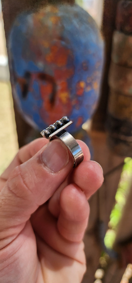 This vintage 1960s modernist sterling silver ring is a sculptural classic designed by the legendary Finnish silversmith Elis Kauppi for the iconic workshop Kupittaan Kulta, based in Turku, Finland.