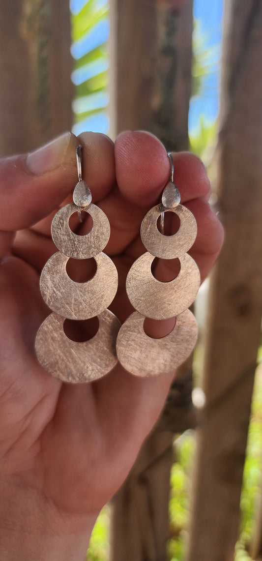 A generously sized pair of artisan-made vintage sterling silver drop earrings, they channel that effortlessly cool modernist energy where form, texture, and balance do all the talking.