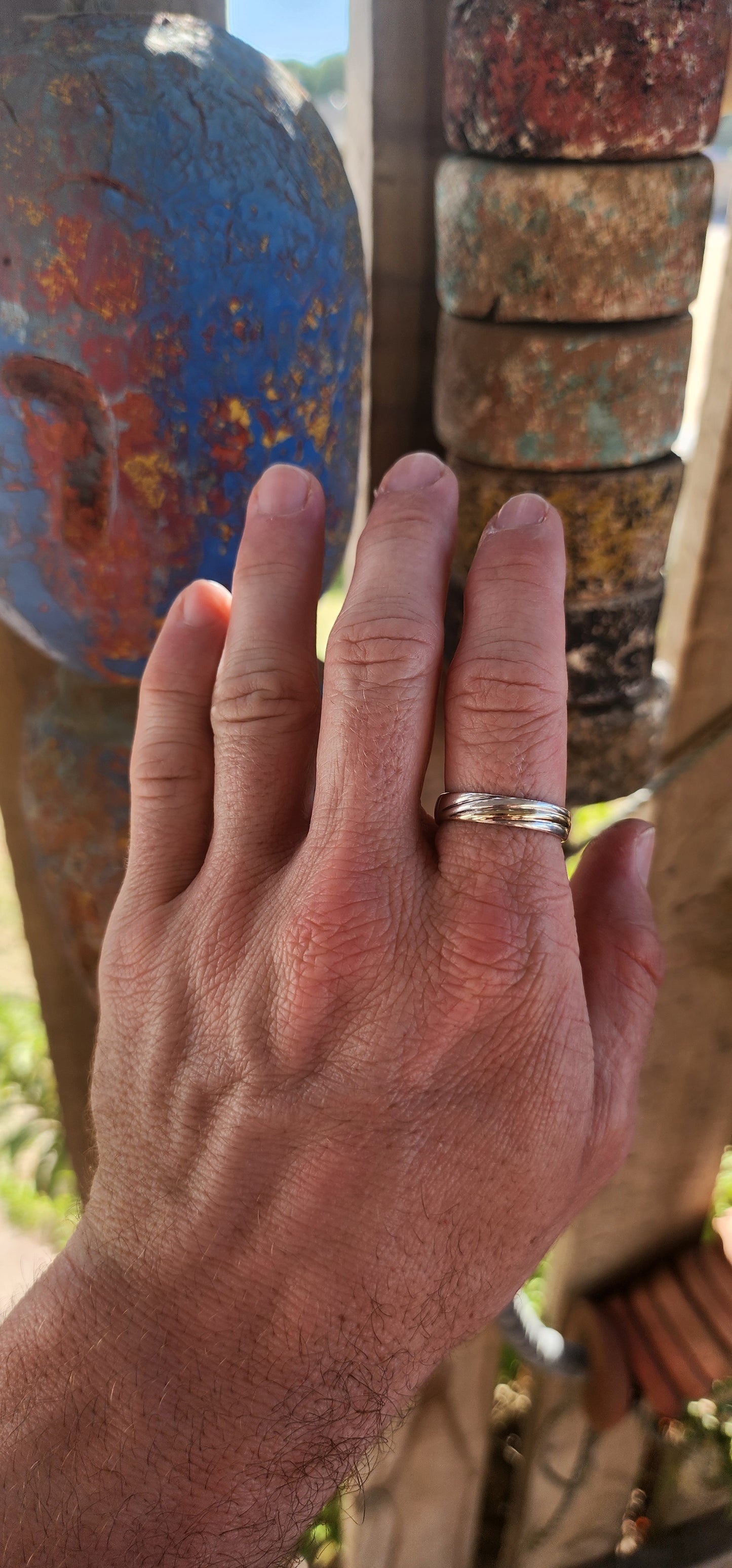 This vintage sterling silver wedding-style band is all about quiet confidence and good design. At first glance it looks classic and understated—but then the details hit.