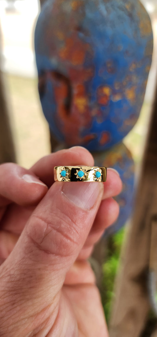 Crafted in solid sterling silver and bathed in a warm glow of 18ct yellow gold plating, this unisex gypsy-style band doesn’t just sit on your finger—it reigns!