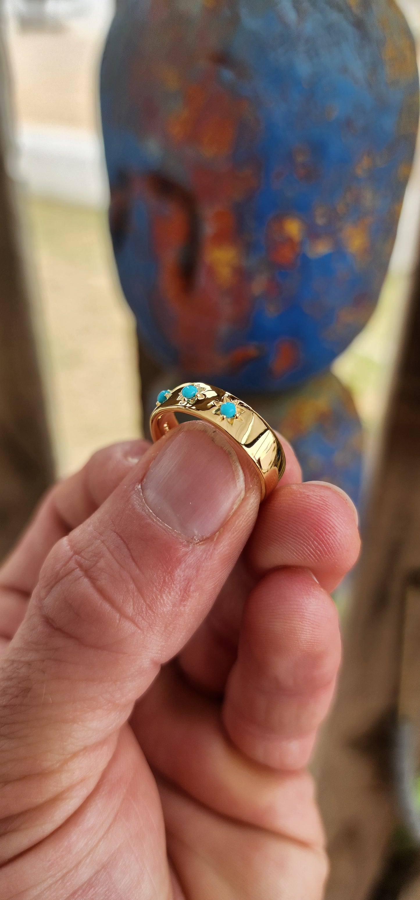 Crafted in solid sterling silver and bathed in a warm glow of 18ct yellow gold plating, this unisex gypsy-style band doesn’t just sit on your finger—it reigns!