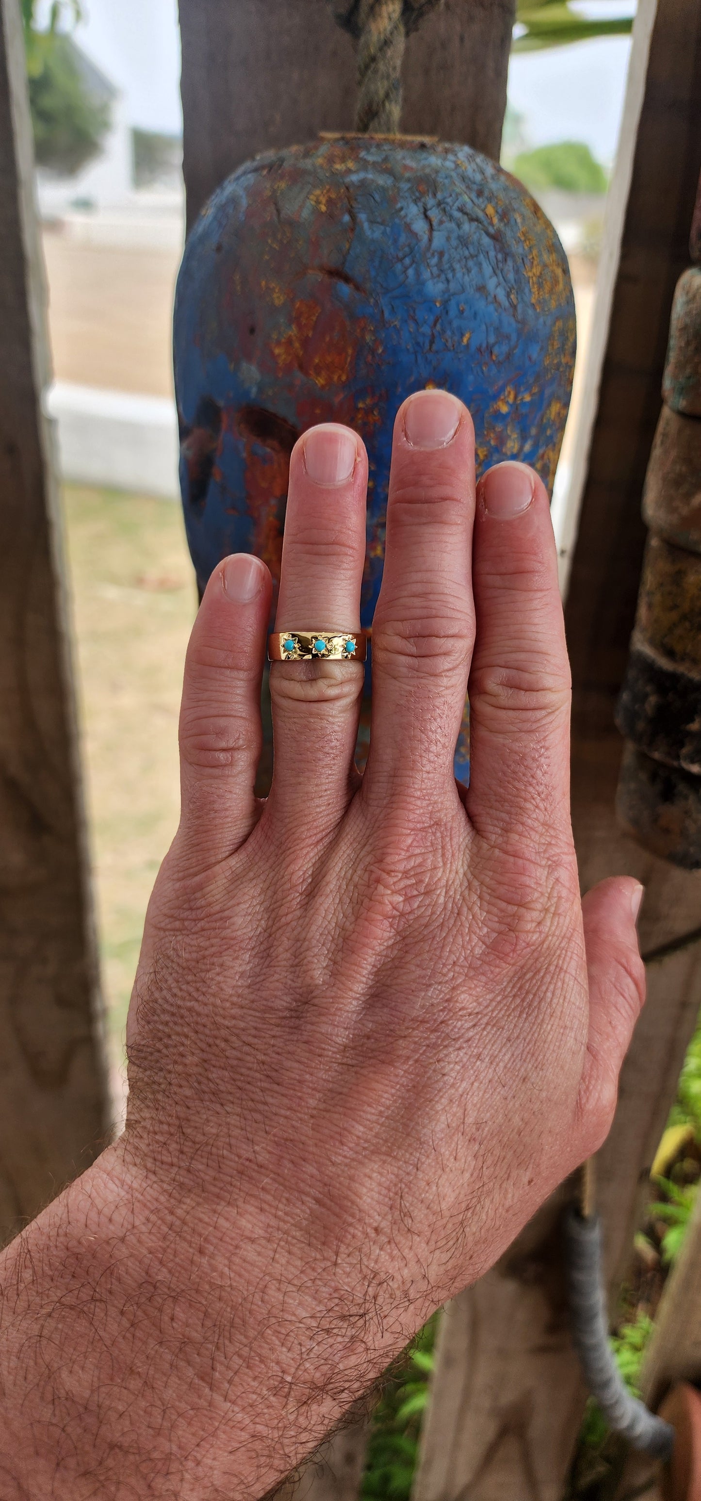 Crafted in solid sterling silver and bathed in a warm glow of 18ct yellow gold plating, this unisex gypsy-style band doesn’t just sit on your finger—it reigns!