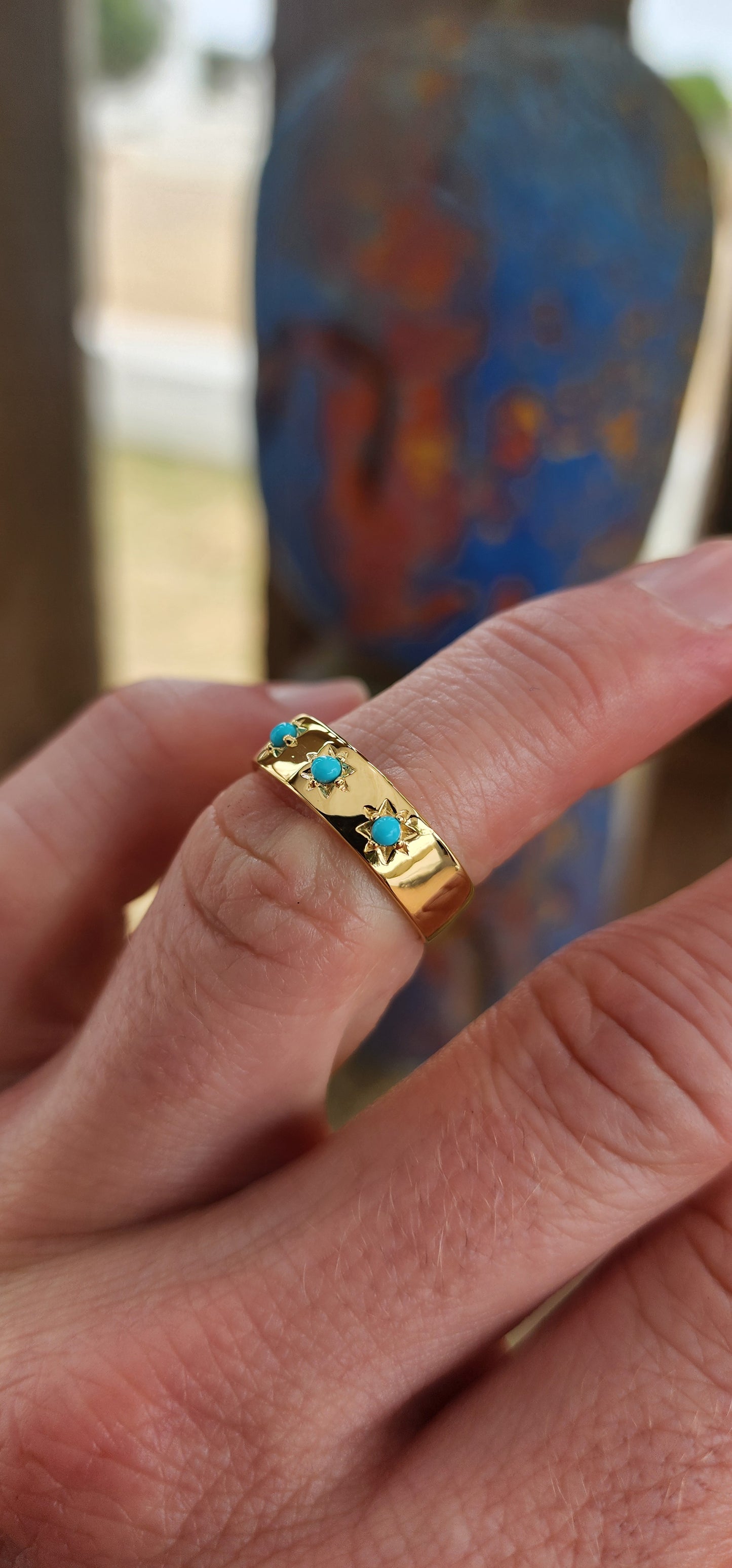 Crafted in solid sterling silver and bathed in a warm glow of 18ct yellow gold plating, this unisex gypsy-style band doesn’t just sit on your finger—it reigns!