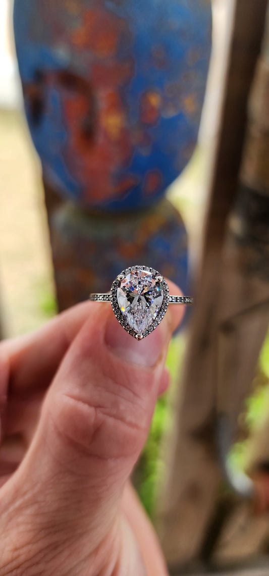 Ohhh she’s a showstopper — classic, elegant, and dripping in sparkle with that unmistakable Pandora polish.