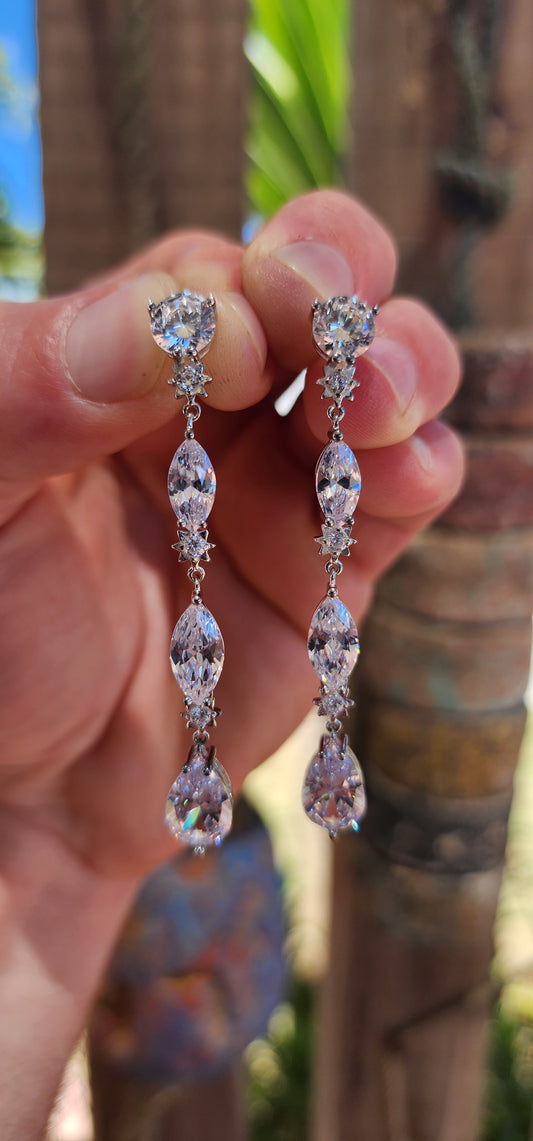 Spectacular designer sterling silver sparkle bombs — these breathtaking chandelier earrings form part of Thomas Sabo’s iconic “Glam & Soul” collection, a range celebrated for its bold, high-glam statement pieces with serious red-carpet energy.