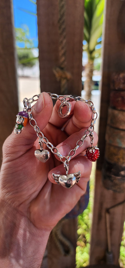 A true charm-bracelet classic! Up for grabs is an authentic Thomas Sabo Charm Club bracelet crafted in solid sterling silver, finished with the brand’s iconic lobster clasp and signature tag.