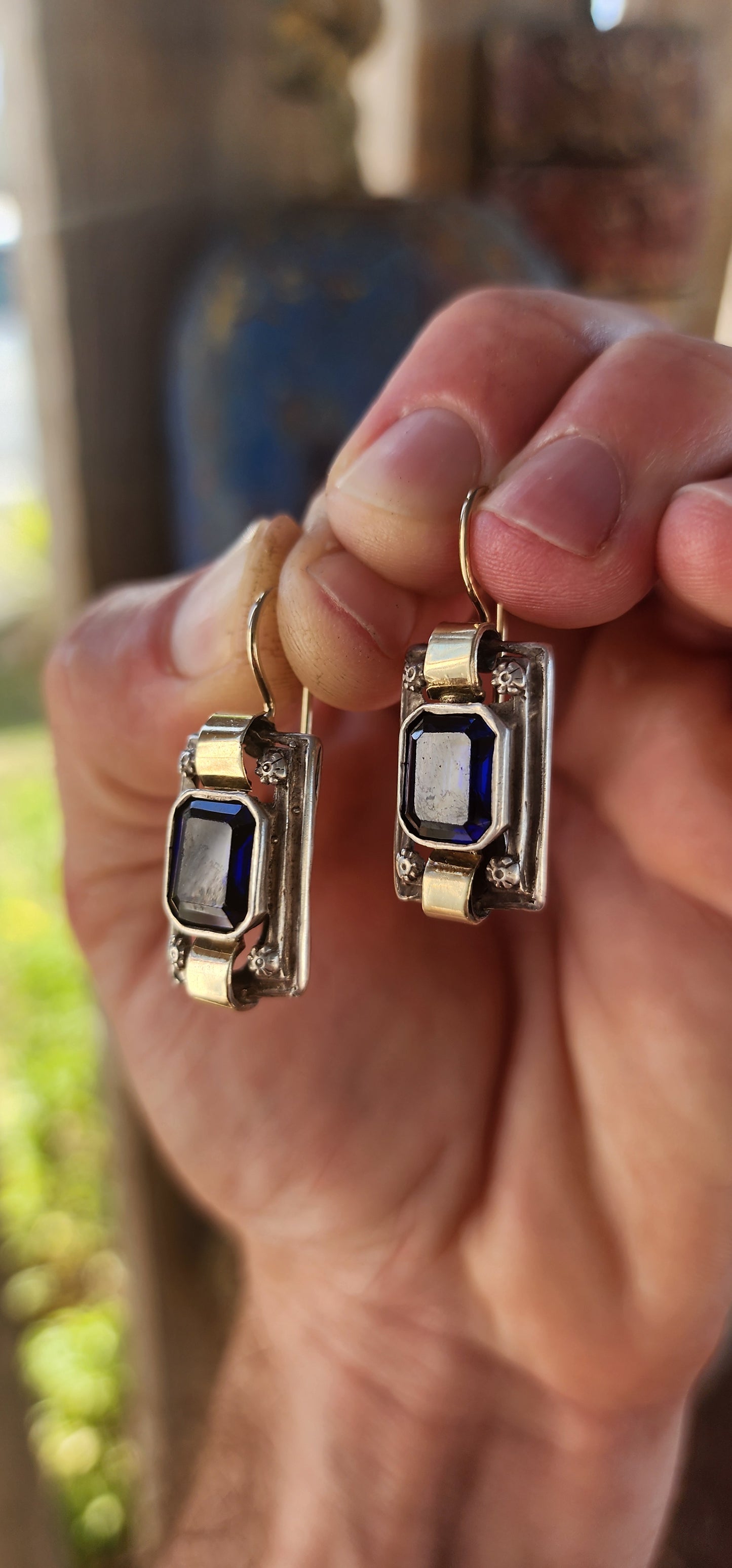Absolutely stunning Art Deco revival earrings — a bold little masterpiece of geometry, contrast, and deep gemstone glamour.