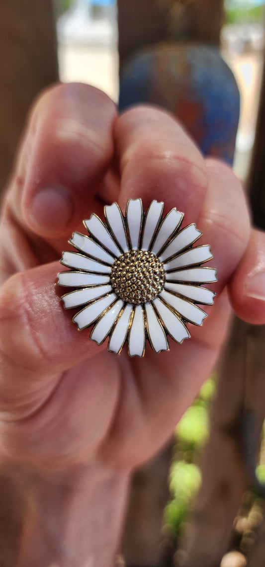 A rare beauty — this vintage Danish “Daisy” brooch is crafted in sterling silver with crisp white enamel, created by the renowned Danish jewellery house Anton Michelsen.