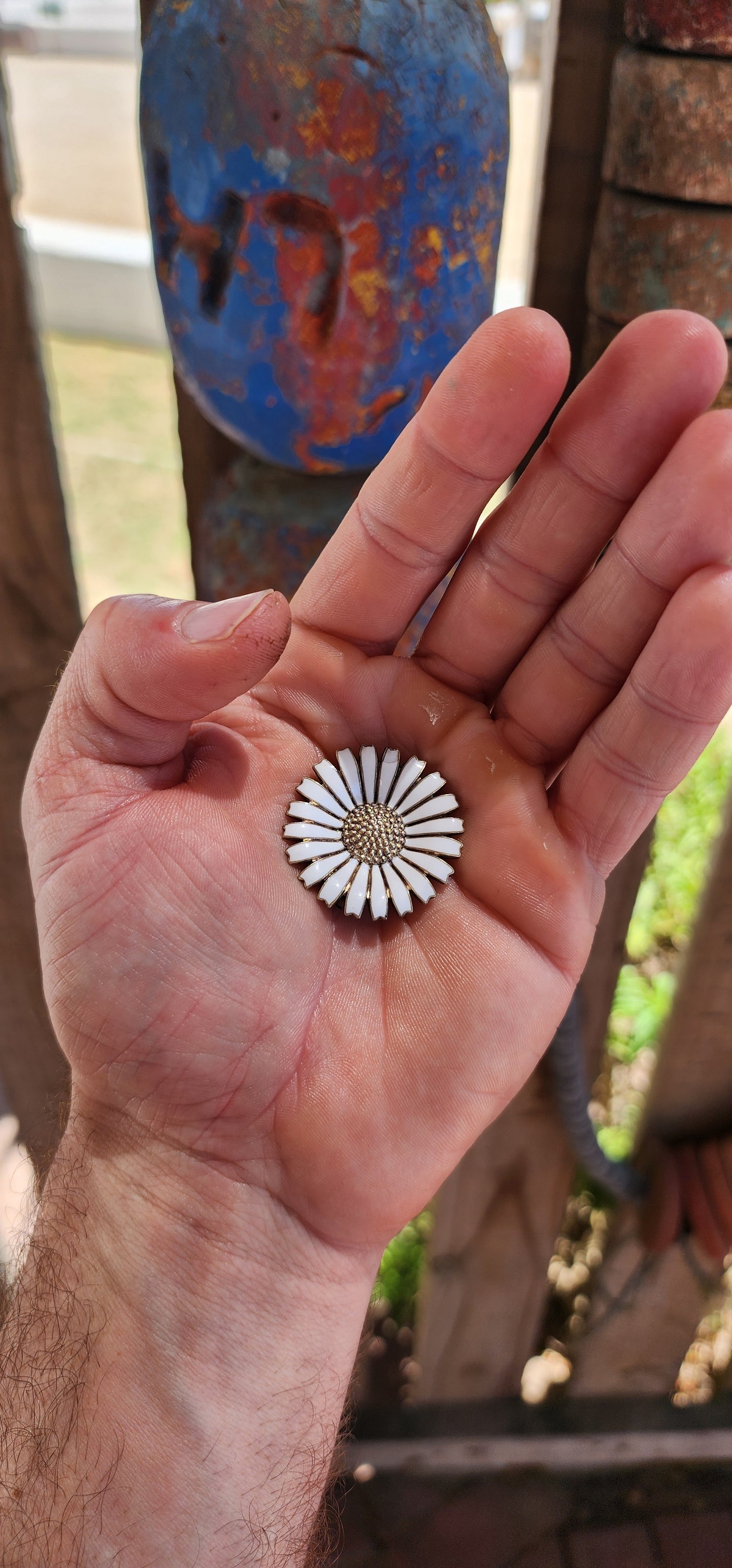 A rare beauty — this vintage Danish “Daisy” brooch is crafted in sterling silver with crisp white enamel, created by the renowned Danish jewellery house Anton Michelsen.