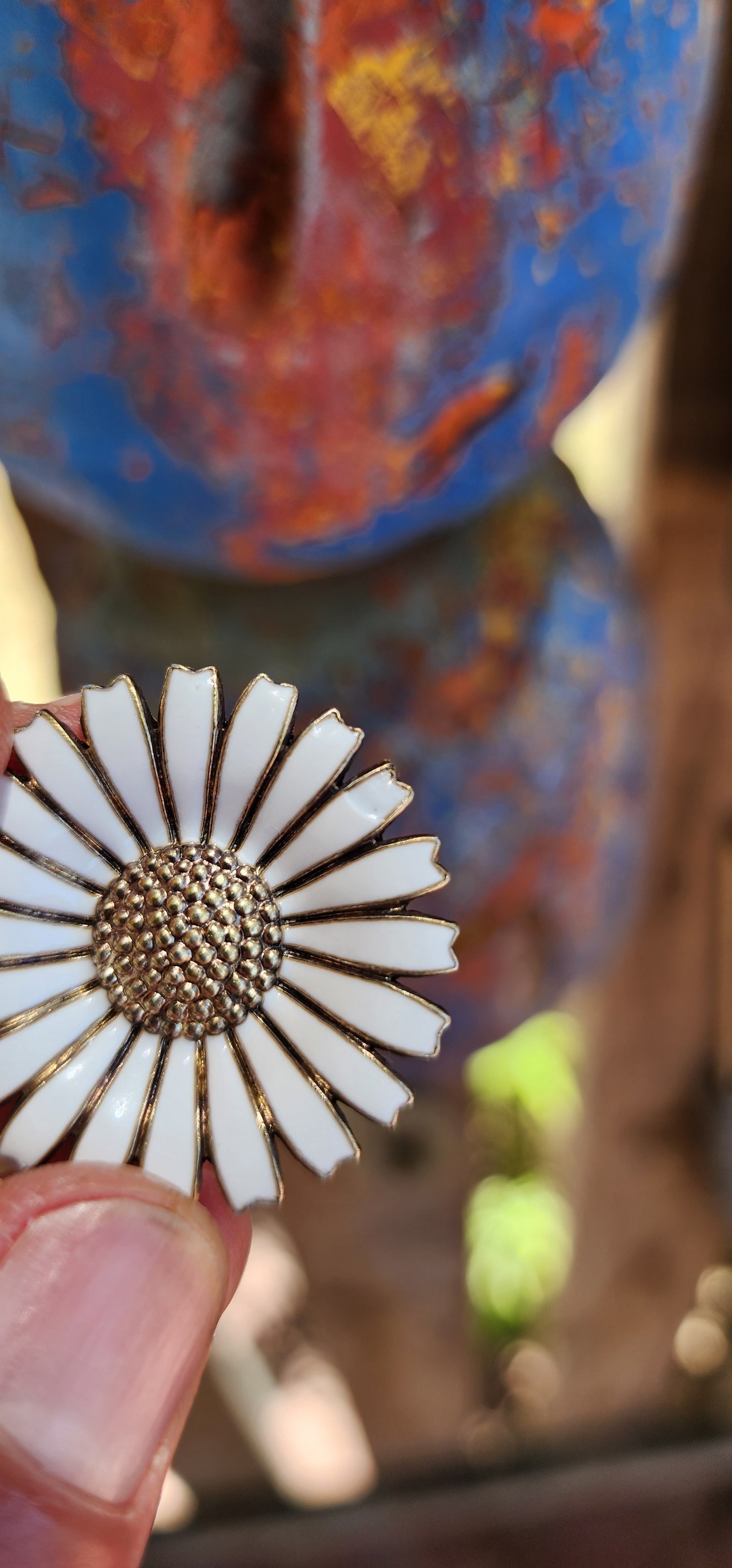 A rare beauty — this vintage Danish “Daisy” brooch is crafted in sterling silver with crisp white enamel, created by the renowned Danish jewellery house Anton Michelsen.