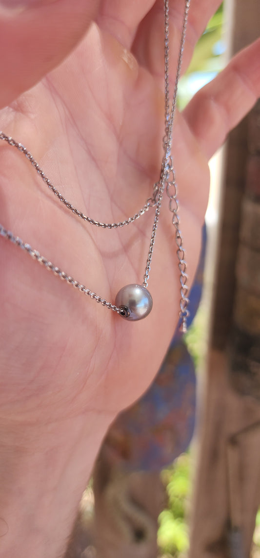 This sterling silver and light grey cultured pearl necklace is one of those understated pieces that speaks volumes without shouting