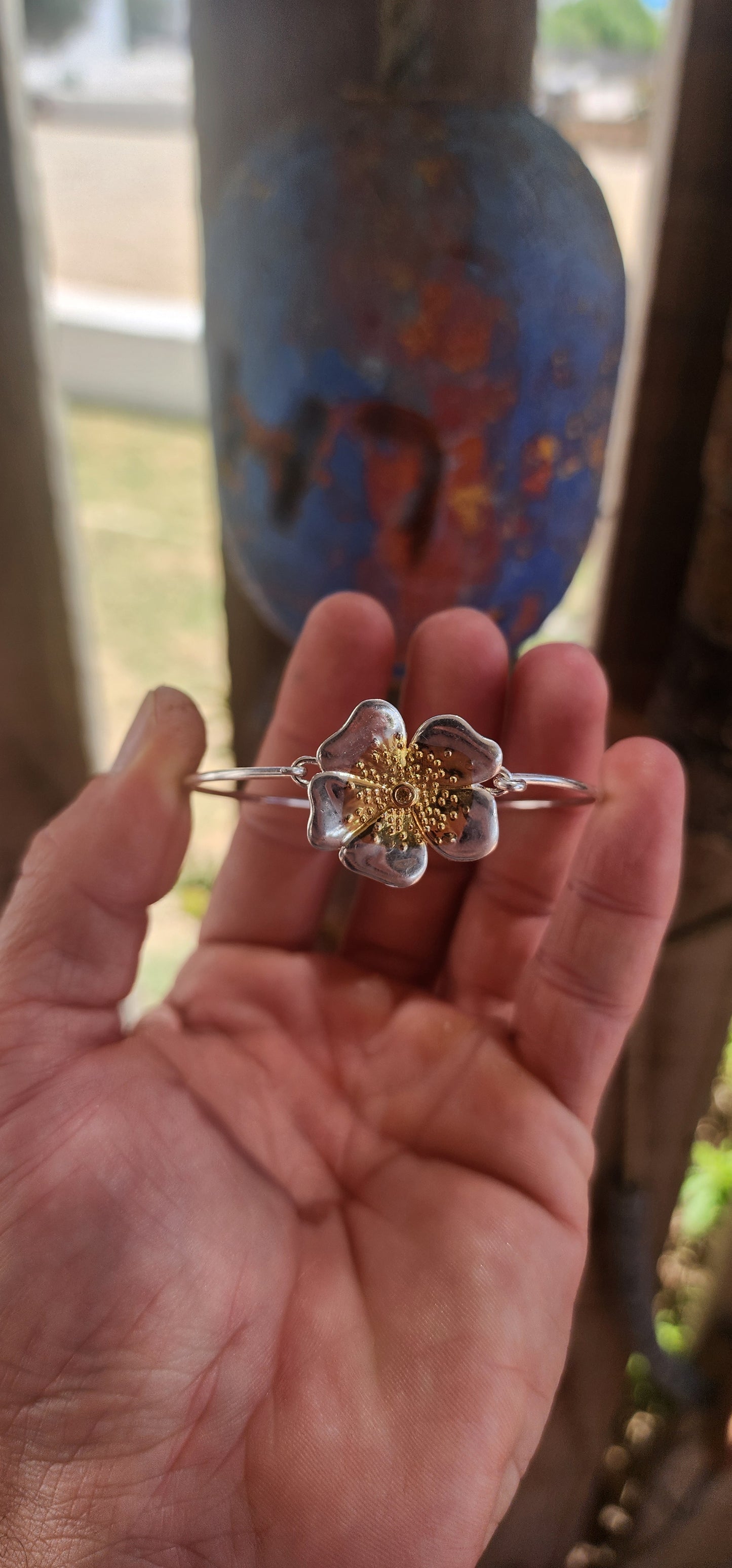 Playful, elegant, and unmistakably designer — this beautiful Daisy London sterling silver clip bracelet centres around a generously sized sculptural daisy flower motif