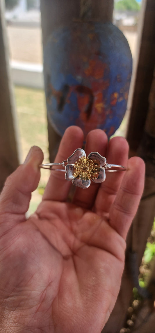 Playful, elegant, and unmistakably designer — this beautiful Daisy London sterling silver clip bracelet centres around a generously sized sculptural daisy flower motif