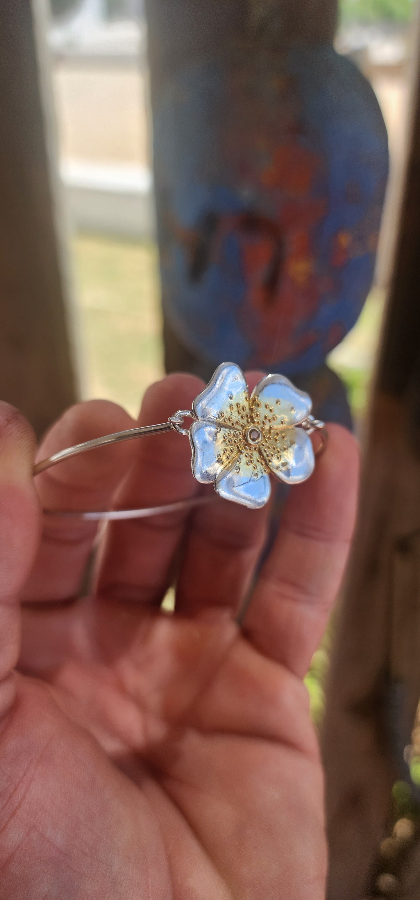 Playful, elegant, and unmistakably designer — this beautiful Daisy London sterling silver clip bracelet centres around a generously sized sculptural daisy flower motif