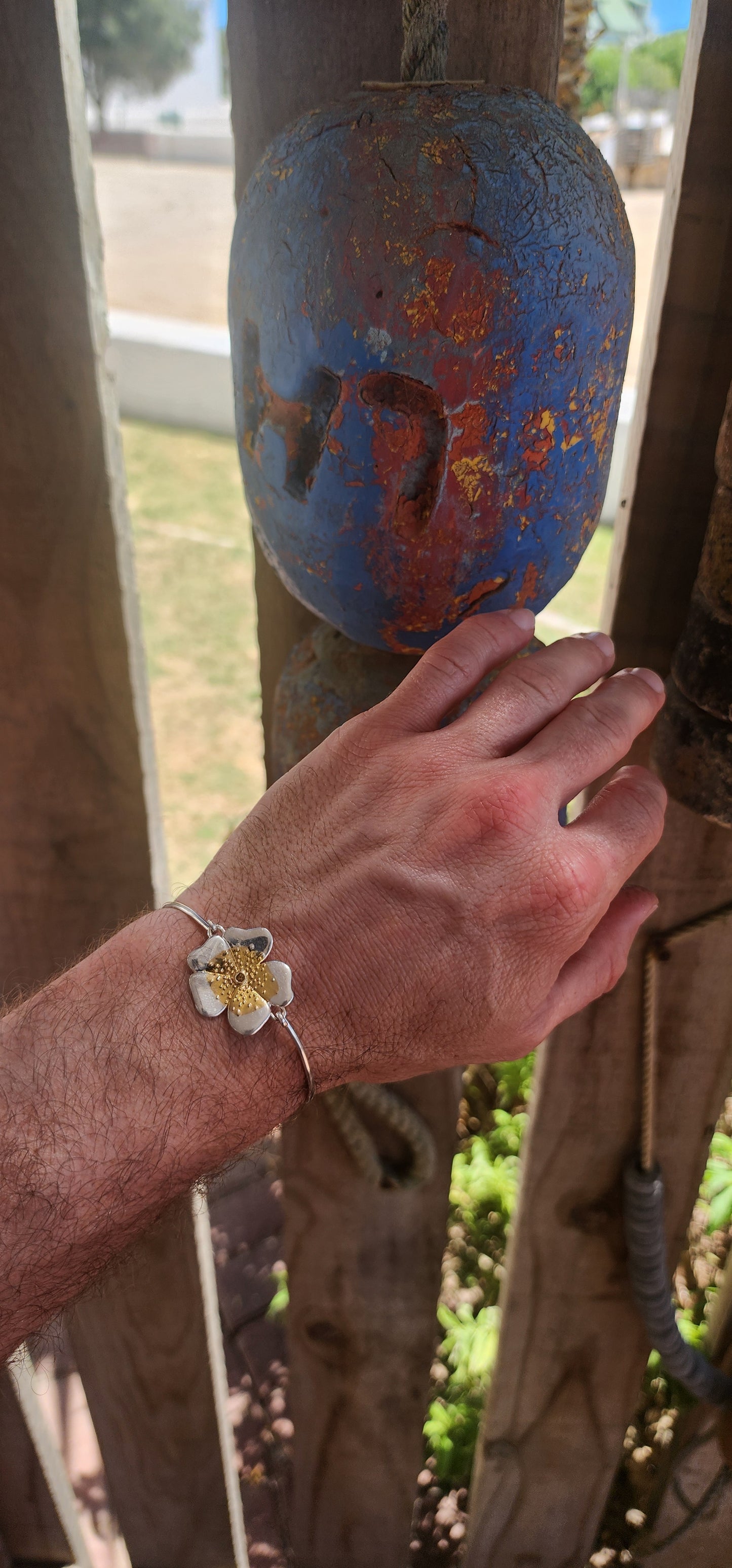 Playful, elegant, and unmistakably designer — this beautiful Daisy London sterling silver clip bracelet centres around a generously sized sculptural daisy flower motif