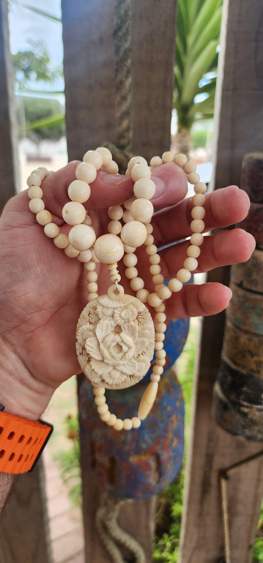 A breathtaking late Victorian statement necklace showcasing the extraordinary hand-skills of 19th-century carvers.