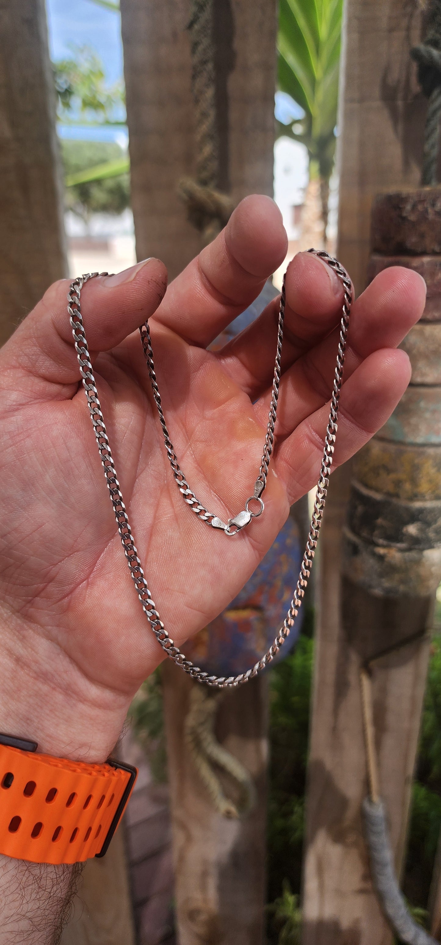 This is that go-to chain every guy needs — solid, confident, and cool.