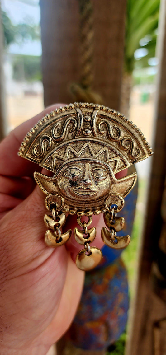 Marvelously oversized and unapologetically bold — this vintage 1980’s gold-plated costume brooch is designed in the form of a stylised Inca / Mayan / Aztec-inspired ceremonial mask.