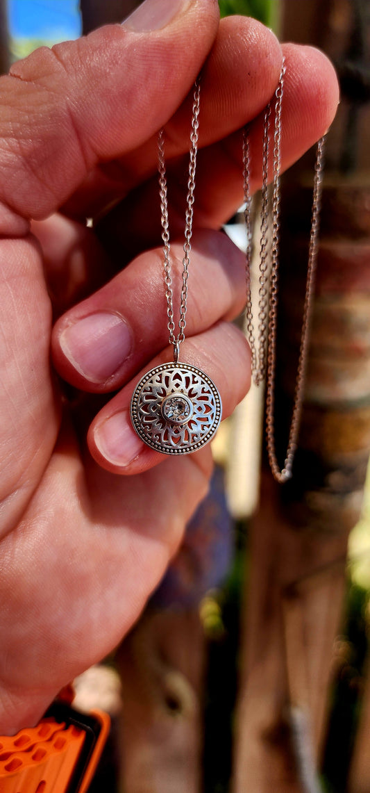 This beautiful designer necklace by Romeo & Juliet is crafted in sterling silver and embodies elegance with a romantic touch.