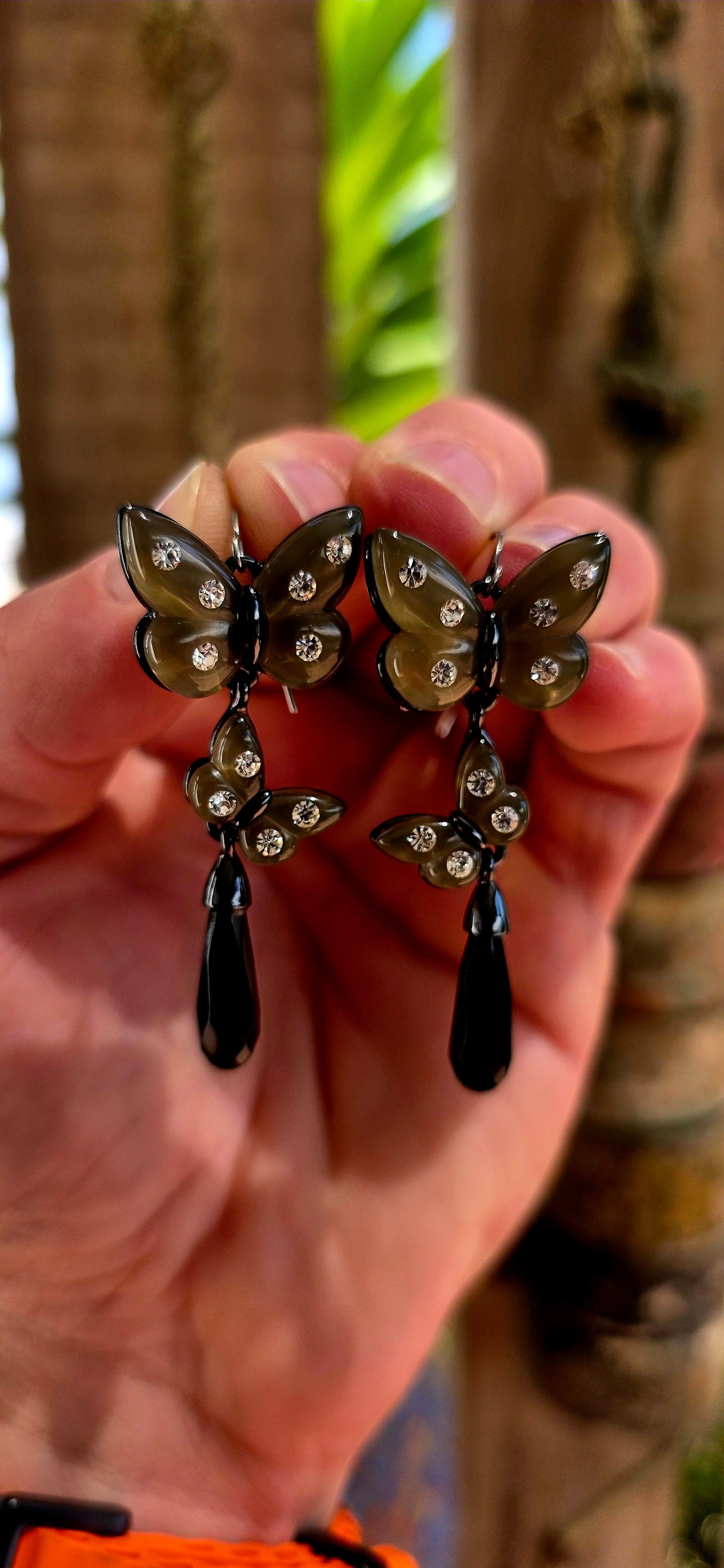 This high-quality costume jewellery set carries a distinct gothic undertone, blending delicate butterfly symbolism with dark, almost Victorian-inspired elements.