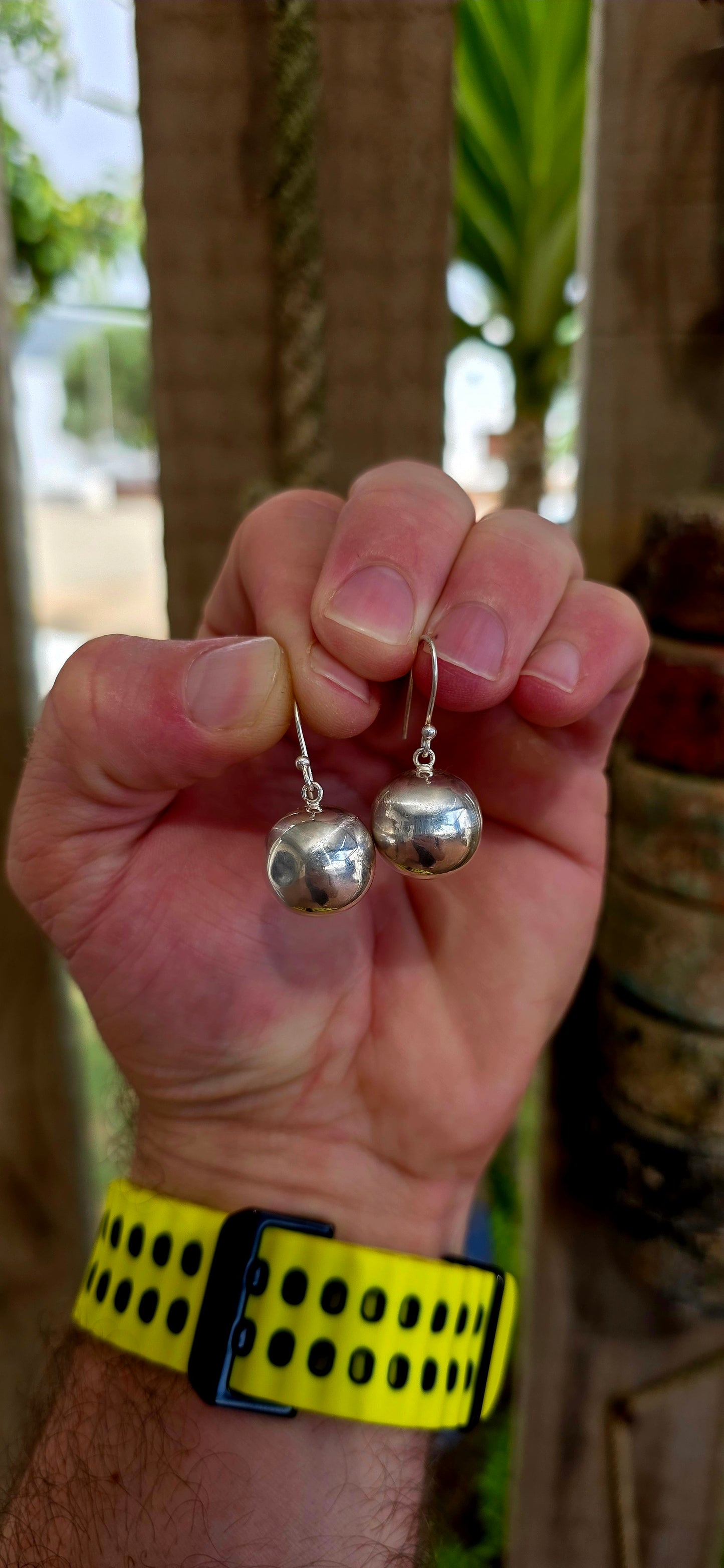 This lovely vintage pair of drop earrings is crafted in solid sterling silver, featuring a beautifully minimalist design that perfectly captures that relaxed boho / artisan aesthetic.