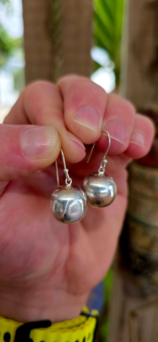 This lovely vintage pair of drop earrings is crafted in solid sterling silver, featuring a beautifully minimalist design that perfectly captures that relaxed boho / artisan aesthetic.