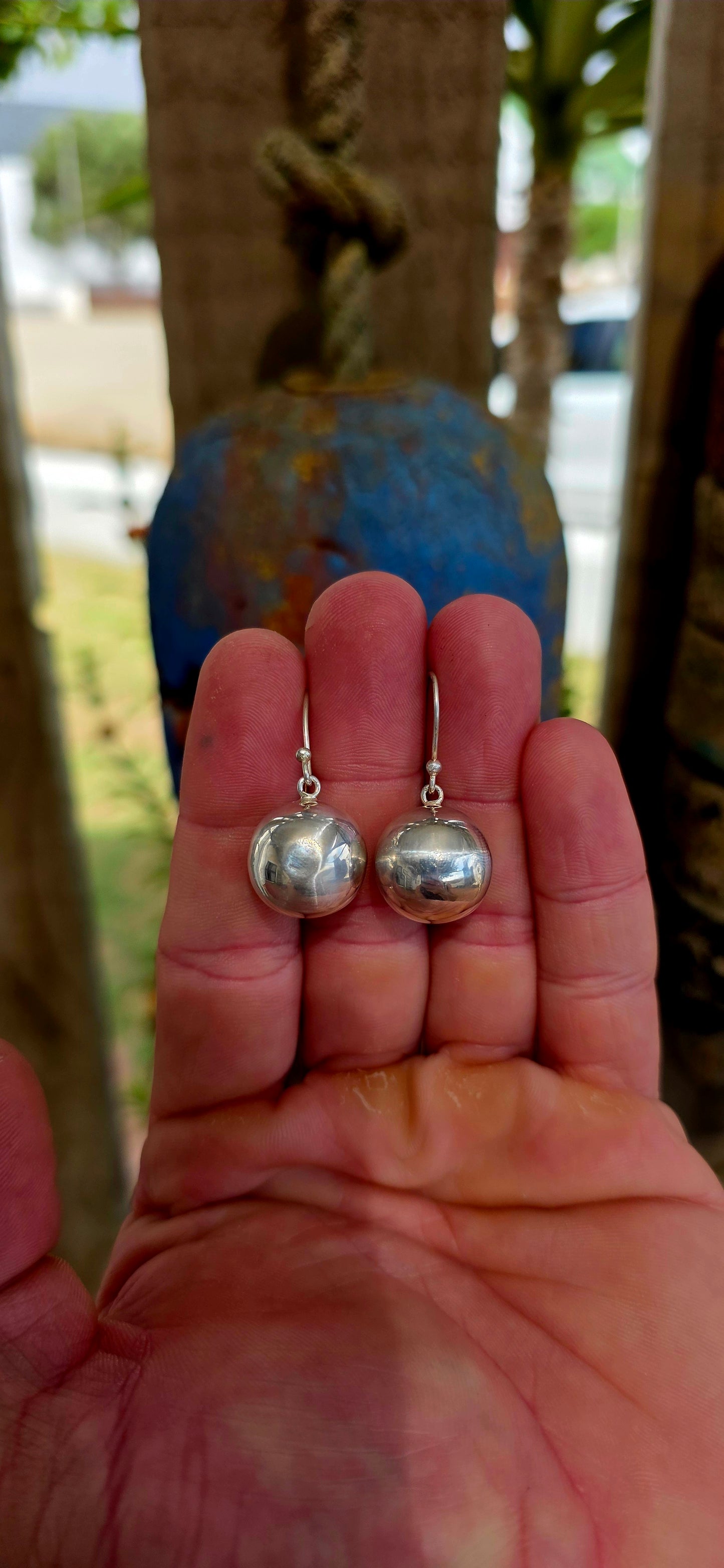 This lovely vintage pair of drop earrings is crafted in solid sterling silver, featuring a beautifully minimalist design that perfectly captures that relaxed boho / artisan aesthetic.