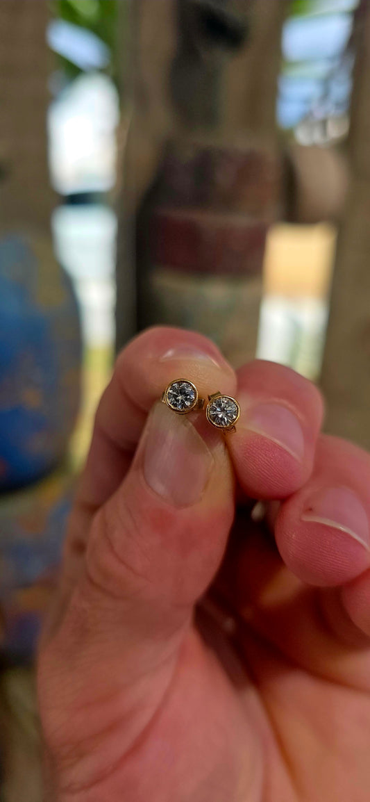 A beautiful pair of 18ct yellow gold diamond stud earrings, designed in a sleek and modern tube (bezel) setting that gives them a clean, contemporary edge while still keeping that classic diamond look we all love.