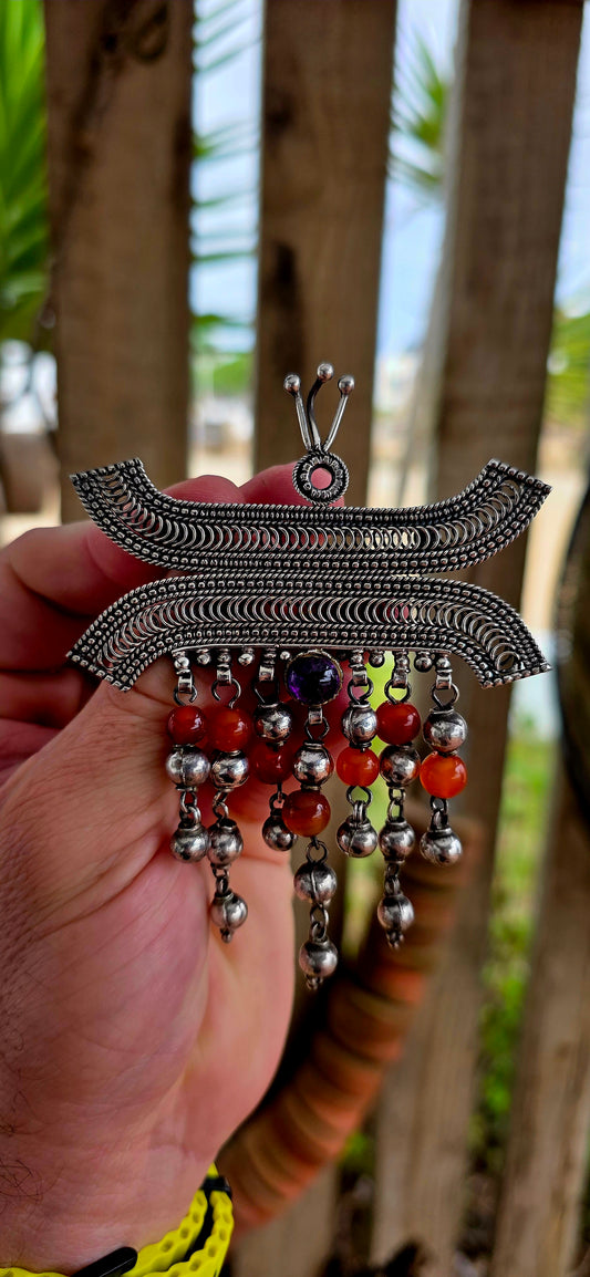 A marvelous, large-scale vintage ethnic brooch, crafted in solid sterling silver, embodying the bold spirit and ceremonial beauty of traditional Omani tribal jewellery.