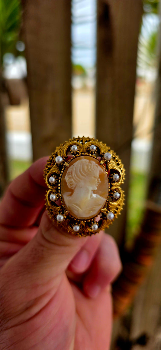 A truly beautiful vintage circa 1960s designer brooch/pendant by Florenza, crafted in their signature rich gold-tone (24k gold plated) finish, dripping in Victorian Revival elegance.