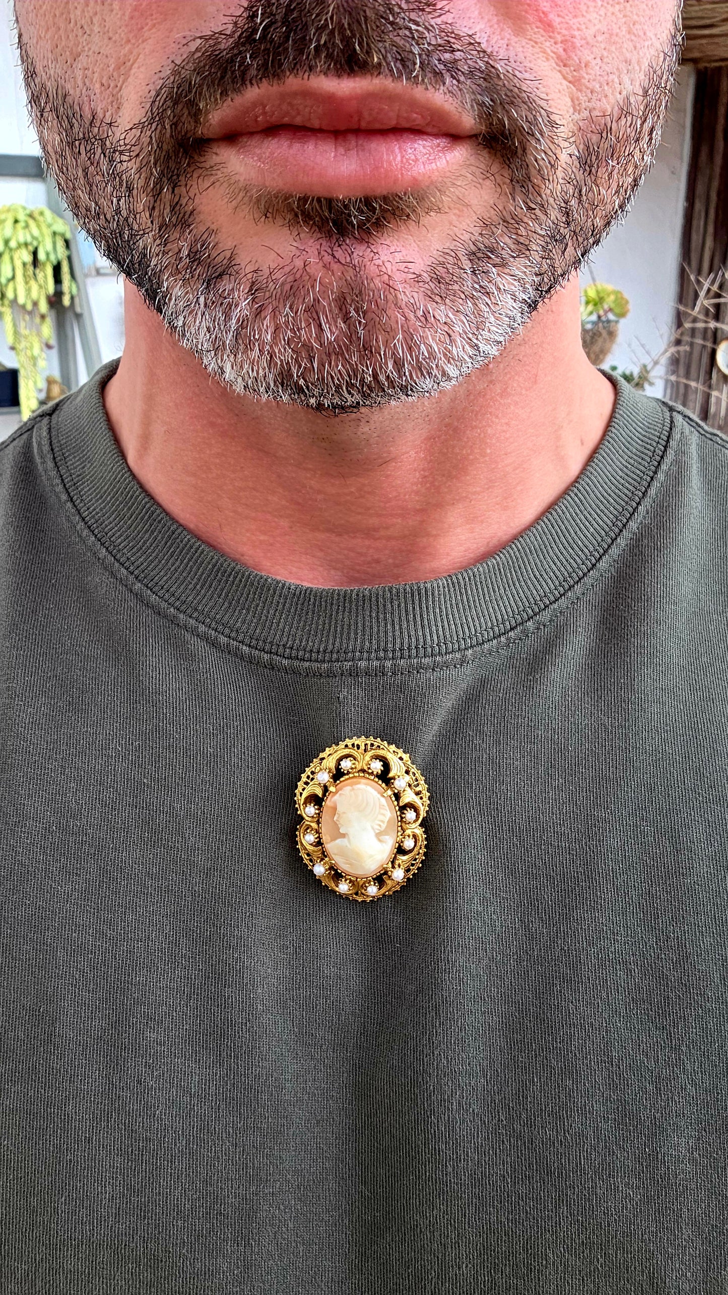A truly beautiful vintage circa 1960s designer brooch/pendant by Florenza, crafted in their signature rich gold-tone (24k gold plated) finish, dripping in Victorian Revival elegance.