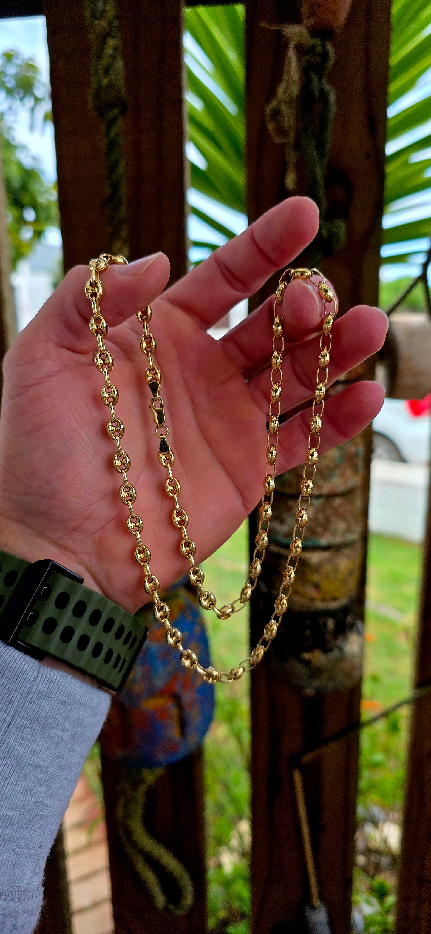 A beautifully balanced unisex statement chain that blends classic nautical design with a rich golden glow.