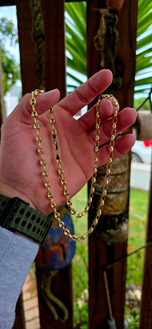A beautifully balanced unisex statement chain that blends classic nautical design with a rich golden glow.