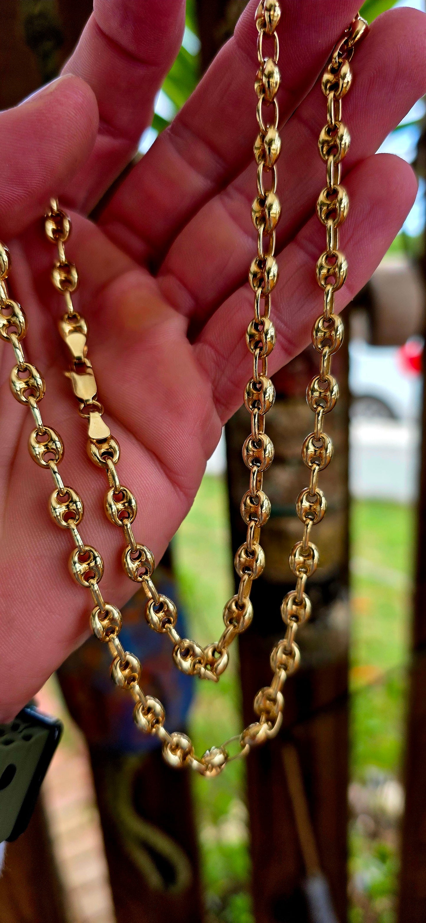 A beautifully balanced unisex statement chain that blends classic nautical design with a rich golden glow.