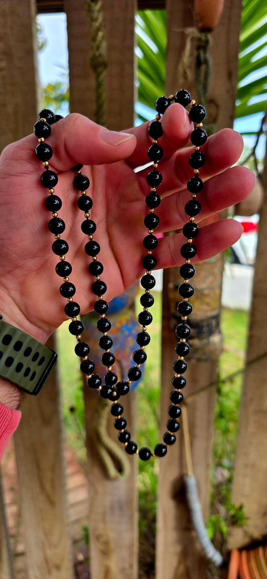 A wonderfully elegant vintage treasure with that effortless “quiet luxury” feel collectors are absolutely obsessed with lately…
This extra-length necklace was designed without a clasp — simply slip her over your head and SLAY!